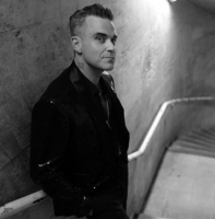 Робби Уильямс помолодел с помощью пластики