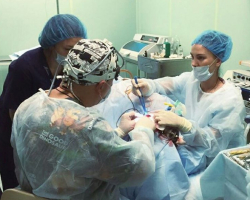 Пластический хирург  Александр Гуляев оперирует