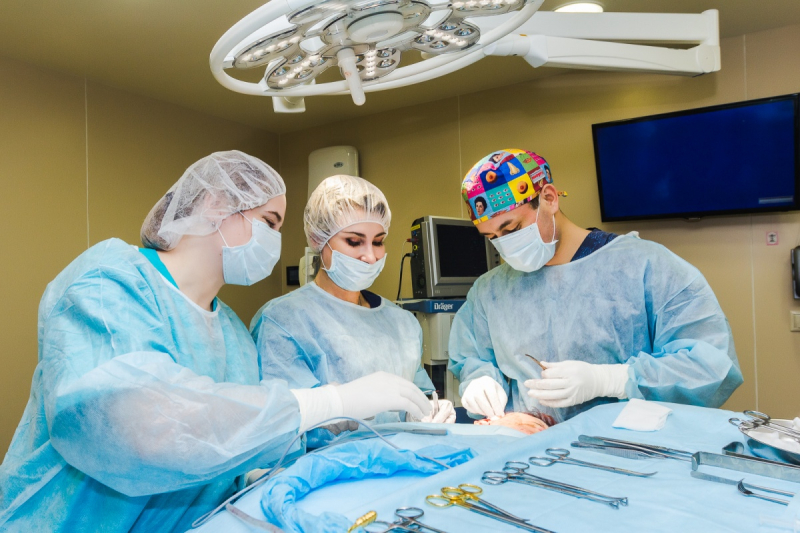 Пластический хирург Рустам Курманбаев оперирует