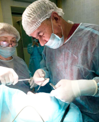 Пластический хирург Владимир Корчак оперирует