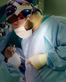 Пластический хирург Гукас Миракян в операционной