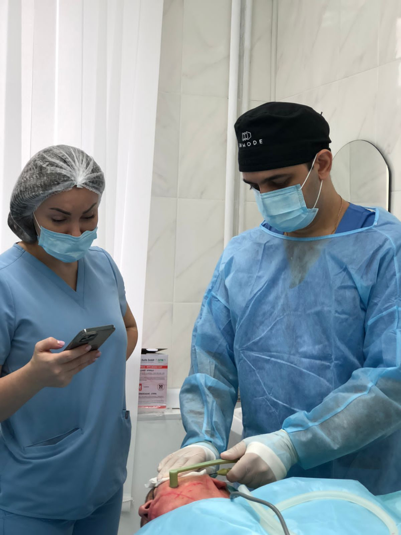 Пластический хирург Вардан Аршакян проводит мастер-класс по омоложению FaceTite